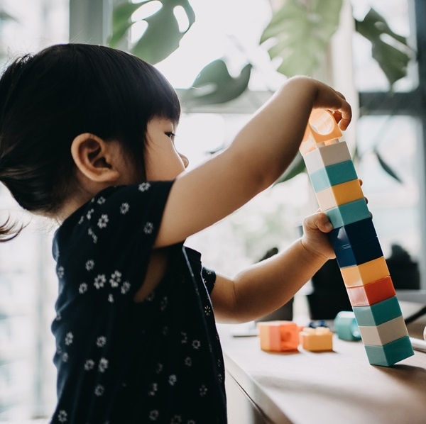 El microbioma intestinal como vía para ayudar a los niños con autismo: Un nuevo estudio revela los beneficios duales de los simbióticos para los síntomas digestivos y conductuales.